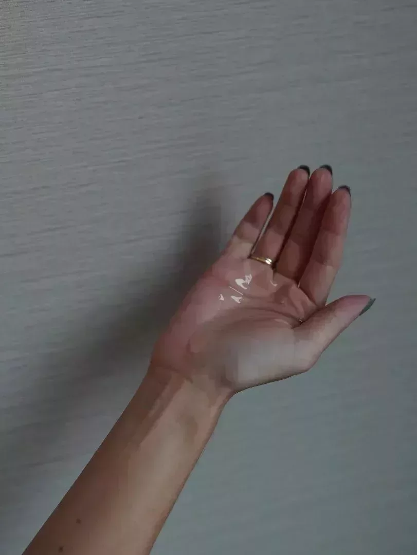 水潤流體質地,低泡配方,起泡容易,清潔力不輸。不管是油皮還是幹皮,洗完頭皮都是水油平衡的。