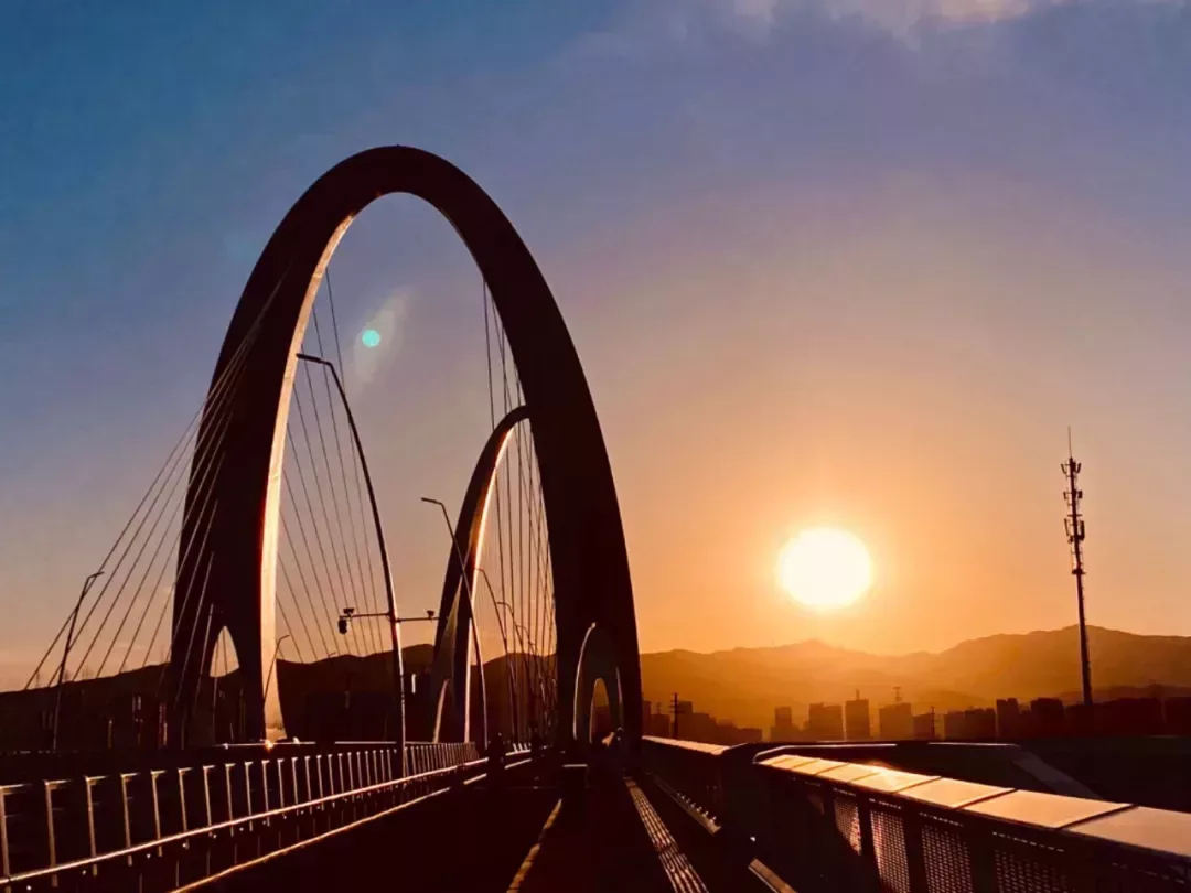 ▲ 王吉騎行到首鋼大橋,等待落日。