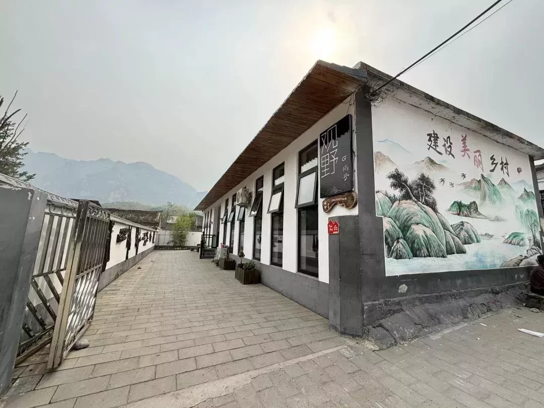 觀野共有十套院子,目前有七套已完成裝修,投入使用。圖爲八號院,配有泳池、燒烤架等設施。
