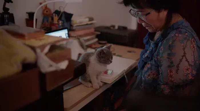 小貓六月喜歡黏着餘秀華