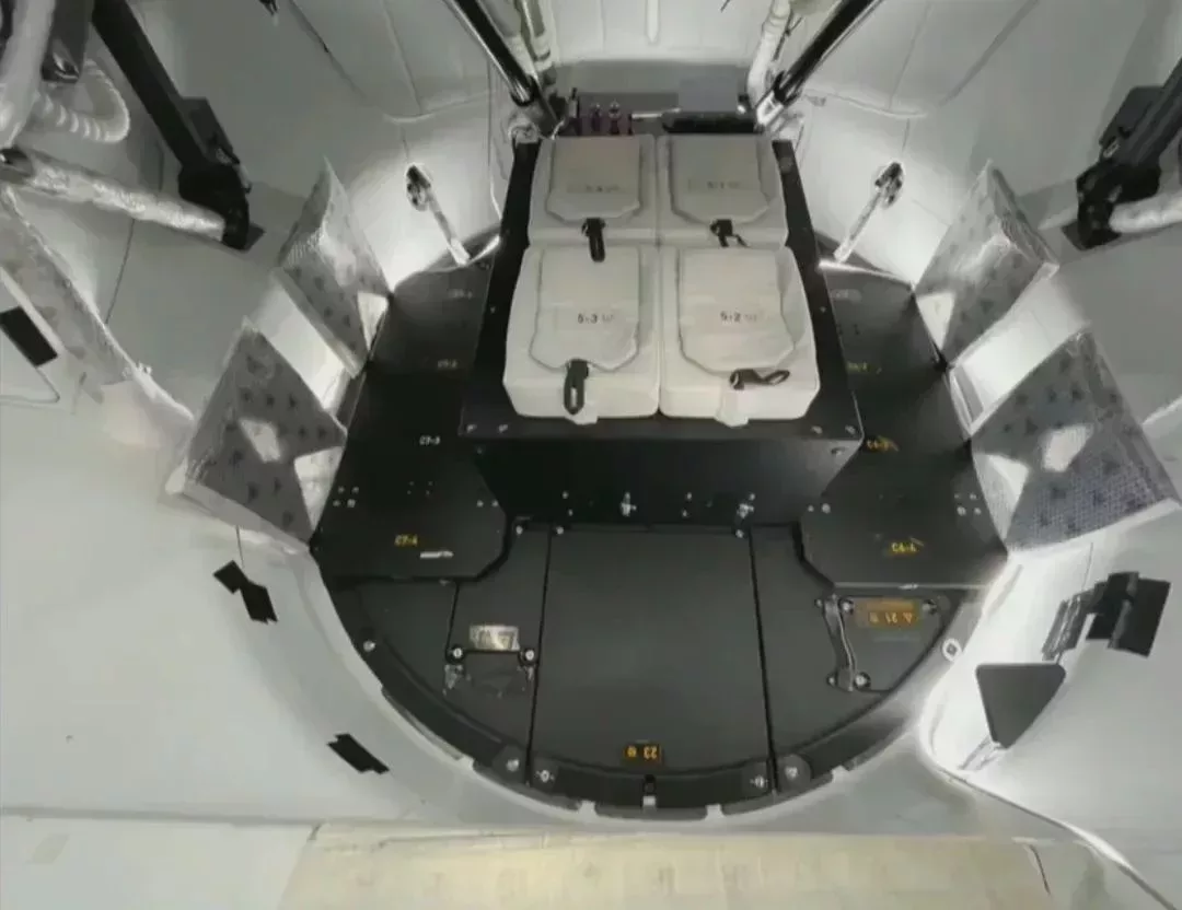 爲本次任務增設的供氧設備 | SpaceX