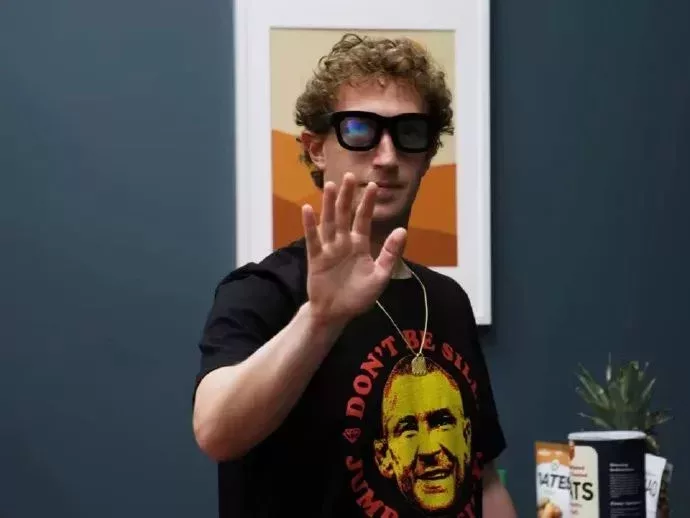 馬克·扎克伯格戴上它展示了一下,效果相當自然,甚至讓他看起來少了幾分“蜥蜴人”的感覺。