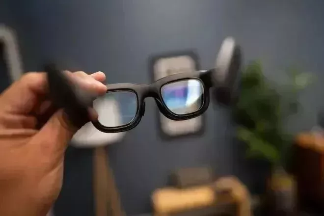 Meta Orion這次則果斷地將算力外置,使用無線傳輸的方式,使得整套設備的重量僅爲Apple Vision Pro的六分之一。