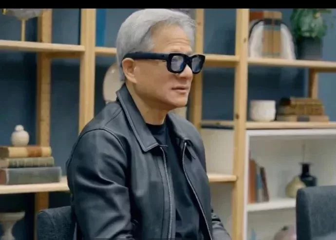 而英偉達的老黃也來爲其站臺,不過老黃戴上後似乎顯得有些不太像“好人”了。