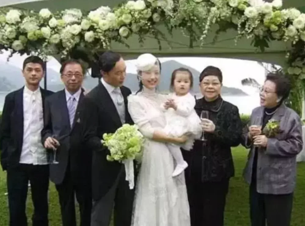徐濠縈抱着女兒參加自己的婚禮,笑容裏寫滿了幸福與甜蜜。
