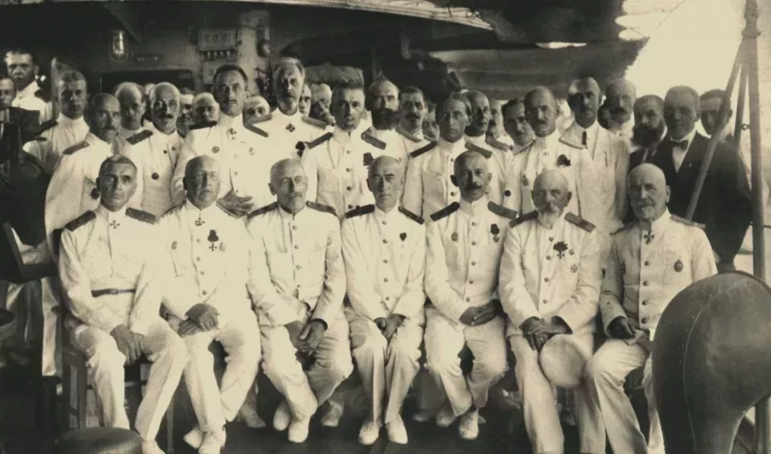 ◇ 圖爲1923年9月28日比塞大的俄國艦隊指揮官在巡驅逐艦“大膽”號上合影