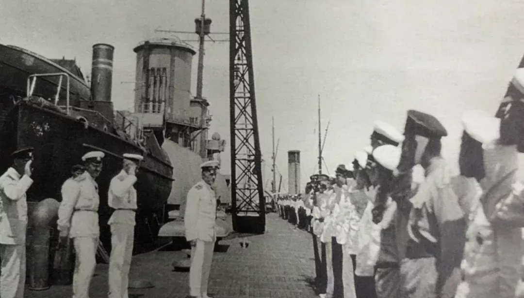 ◇ 圖爲1921年7月19日科德洛夫視察戰列艦“阿列克謝耶夫將軍”號