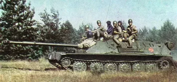 ▲ASU-85搭載一門85毫米D-70坦克炮