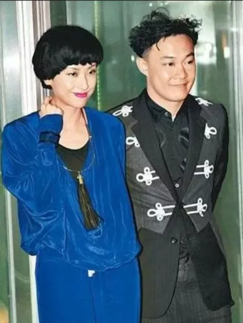 2003年,陳奕迅的父親陳裘大因貪污罪名鋃鐺入獄,面對600萬港元保釋金,陳奕迅掏空家底之後依然差100多萬元,徐濠縈再一次挺身而出,毫不猶豫地掏出自己200萬的積蓄,幫助陳奕迅渡過難關。