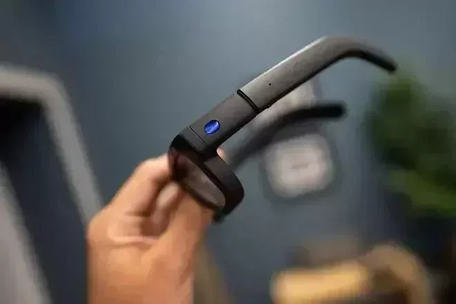 Orion看起來更像普通的眼鏡。鏡框採用輕盈的鎂材質,比鋁更輕,整副眼鏡的重量僅爲98克,雖然仍比一般的眼鏡略重