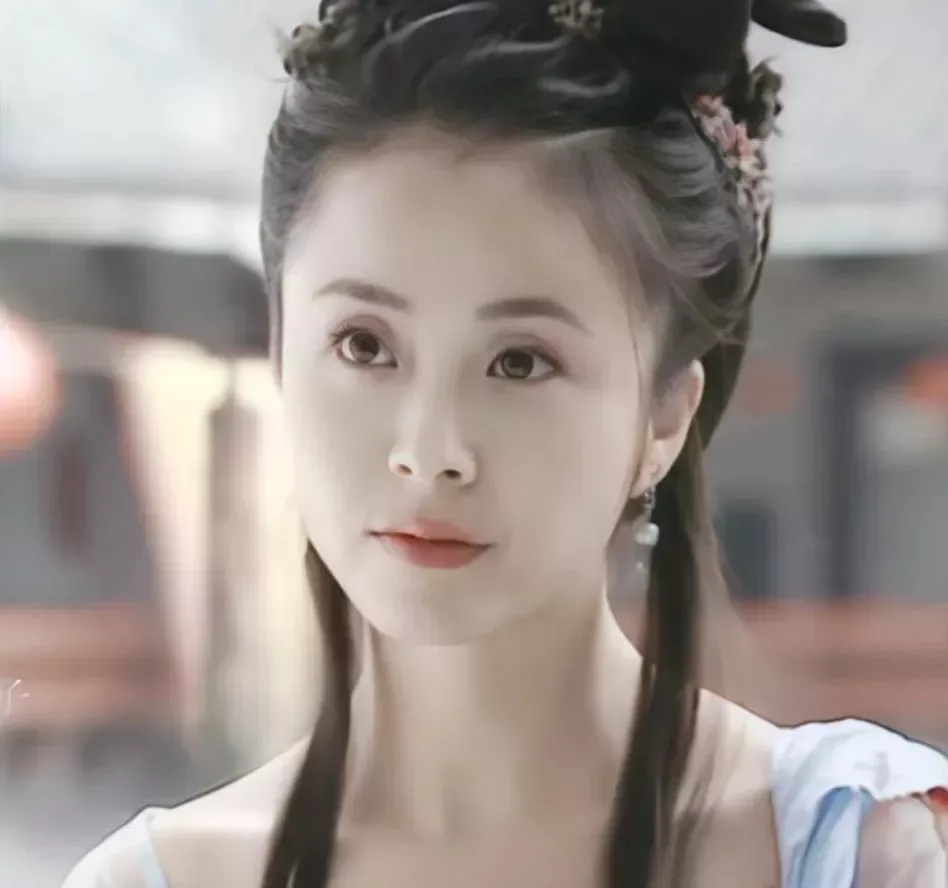 2003年,楊若兮曾飾演過何仙姑,就是在電視劇《笑八仙之素女的故事》裏的素女。被網友稱爲:最美何仙姑。