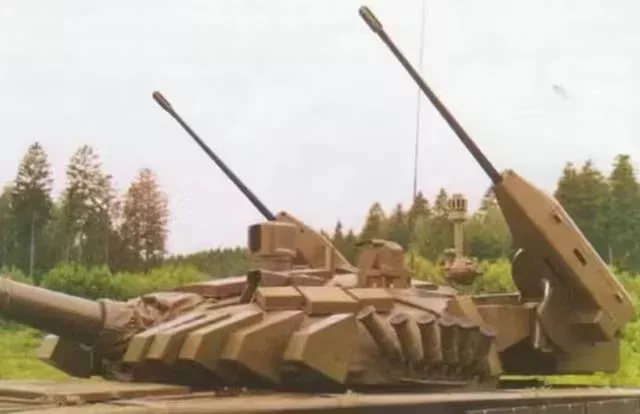 ▲T-72M2一號原型車,搭載兩門20毫米厄利孔機炮