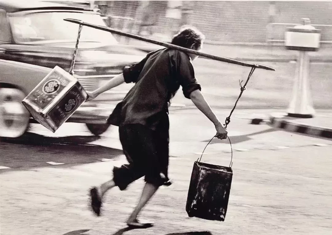 搏命撲水,深水埗街頭,1963年。