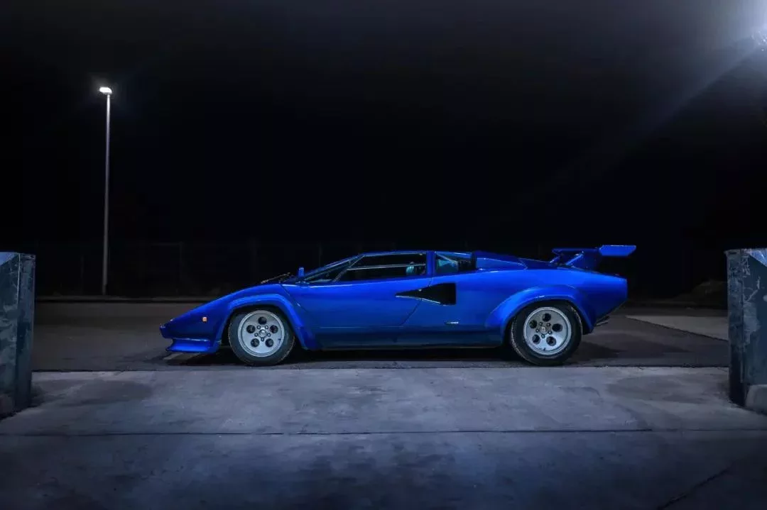 Lamborghini Countach LP400 S
con l'opzione "Alettone Posteriore"