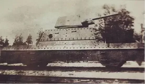 ▲BP-43裝甲列車的火炮車廂,安裝一座T-34-76中型坦克炮塔