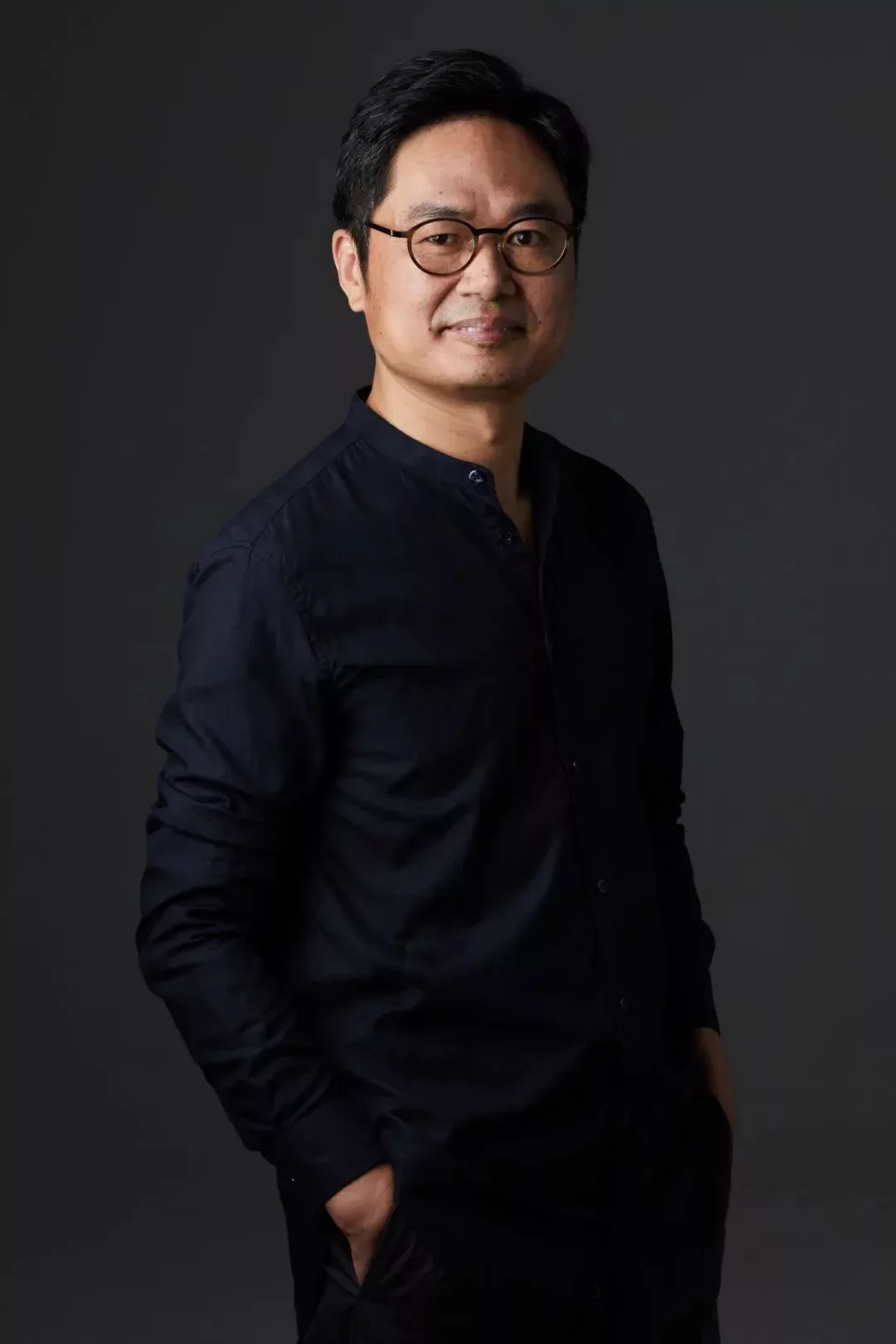 張海華
Z+H仁海設計
人文主義室內建築師
擅於高級酒店、私人住宅及藝術空間的設計與策劃。
從業20餘年,在客觀思辨西方設計與文化,
深入鑽研中國古典建築及美學精髓的前提下,
探索着中國傳統文化在當代空間裏的詩意轉化與表達。
曾獲《AD》“TOP100最具影響力建築師
英國FX室內設計大獎
瑞士BLT建築設計獎
德國iF設計獎
……