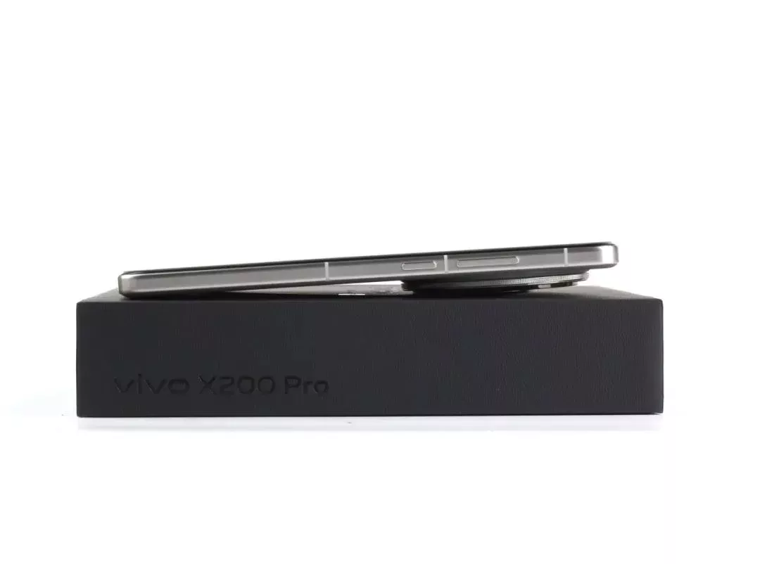vivo X200 Pro 智能手機側面