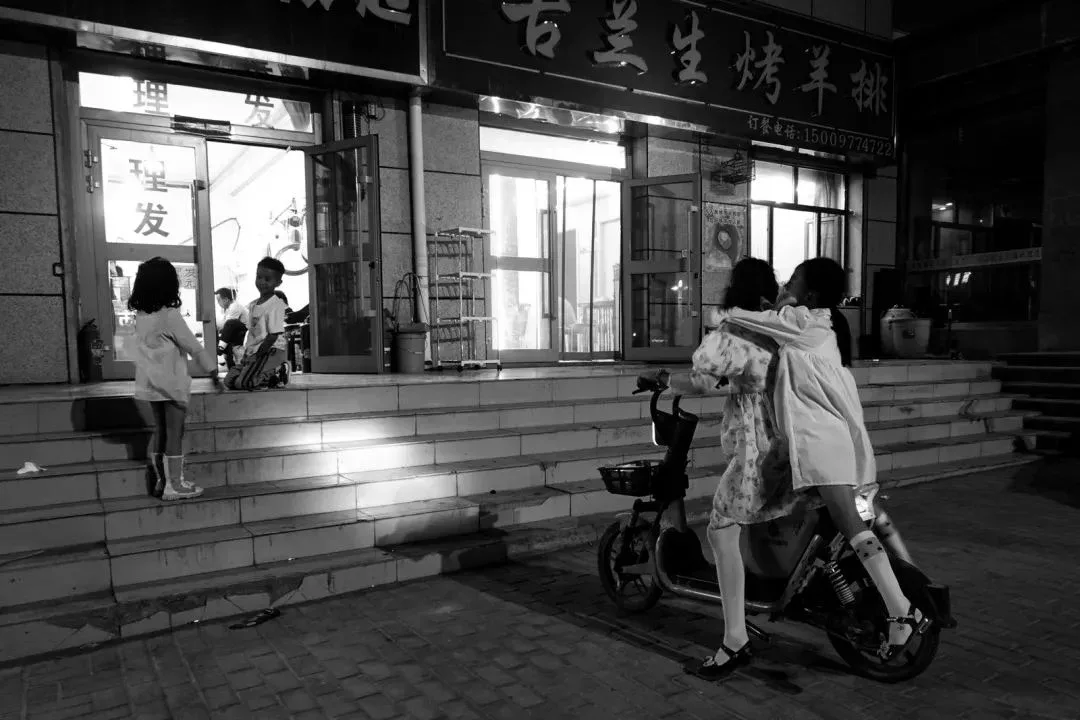 夜幕下本地的孩子們在嬉戲
