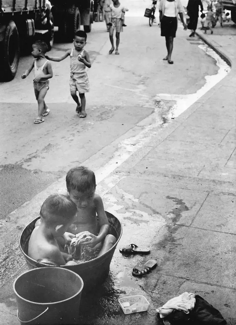 街頭共浴,深水埗欽州街,1963年。