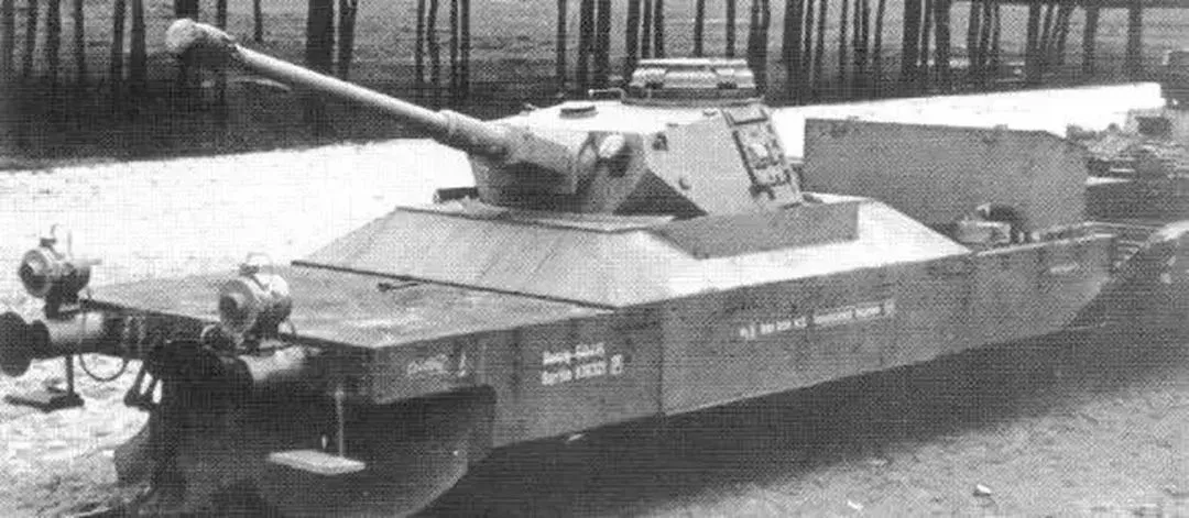 ▲BP-44型裝甲列車搭載的坦克殲擊車廂,配備一座四號坦克H型炮塔
