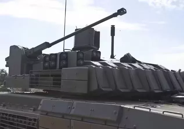 ▲T-72M2二號原型車,搭載一門30毫米2A42機炮,圖中還可以看到炮塔正面安裝的DYNAS爆炸反應裝甲
