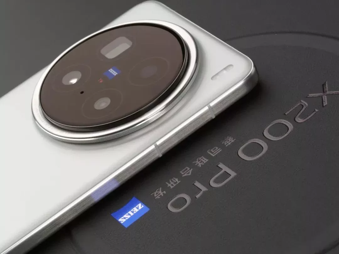 vivo X200 Pro 智能手機背面側視圖
