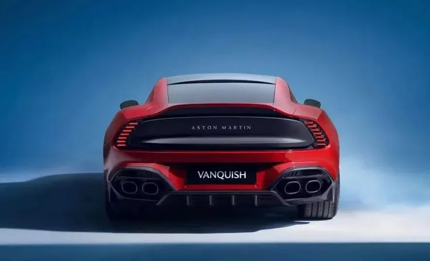 車尾有很強的肌肉線條感,硬朗、復古