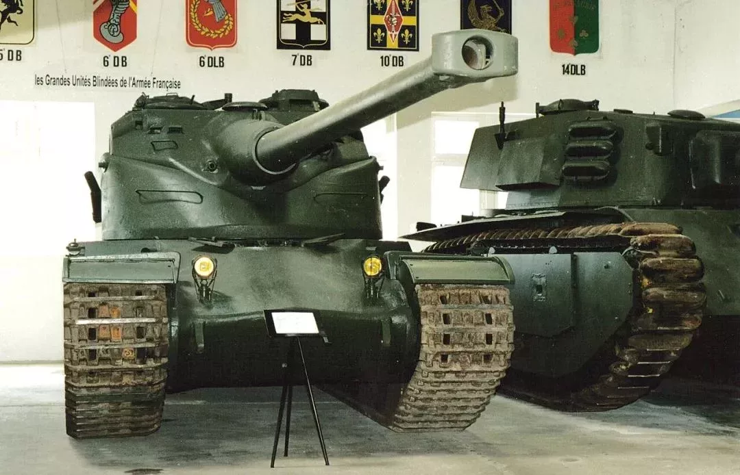 ▲AMX-50重型坦克,旁邊是ARL-44重型坦克