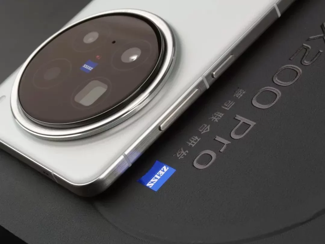 vivo X200 Pro 智能手機背面側視圖