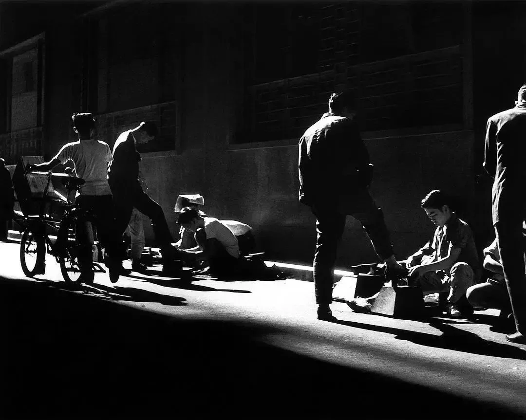 擦鞋童,中環戲院裏,1964年。