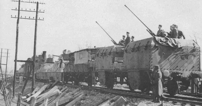 ▲在前線執行防空任務的BP-43裝甲列車