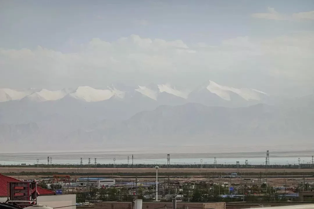 城市向南可眺望到崑崙山脈