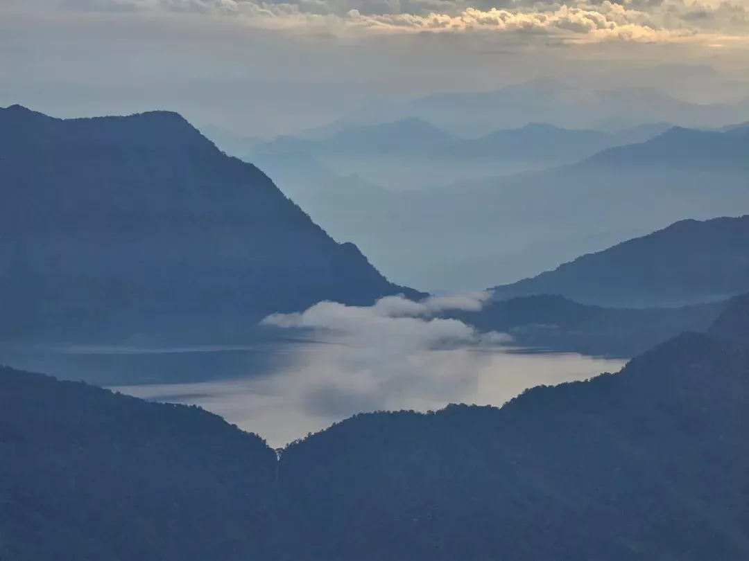 遠處的火山湖