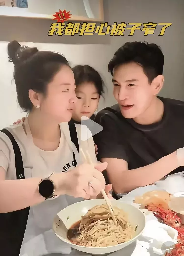 經常帶着女兒一起喫街邊小喫