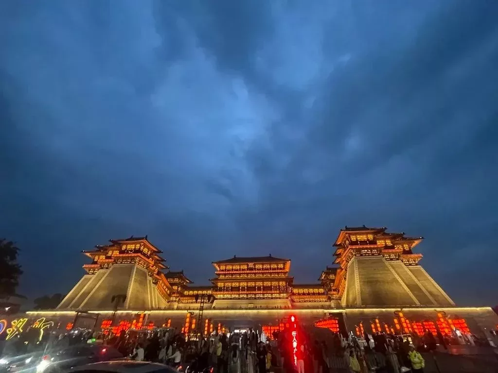 ◇ 圖爲在遺址上新建的洛陽應天門,武則天登基之所 圖由三喵先生拍攝提供
