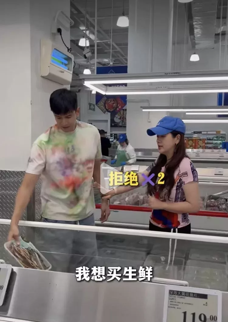 經超不拍戲的時候,喜歡跟老婆孩子黏在一起,給李琳洗頭,下廚做飯,和孩子做遊戲,簡直就是好男人模範。
兩個人會一起逛超市,互動羨煞旁人。