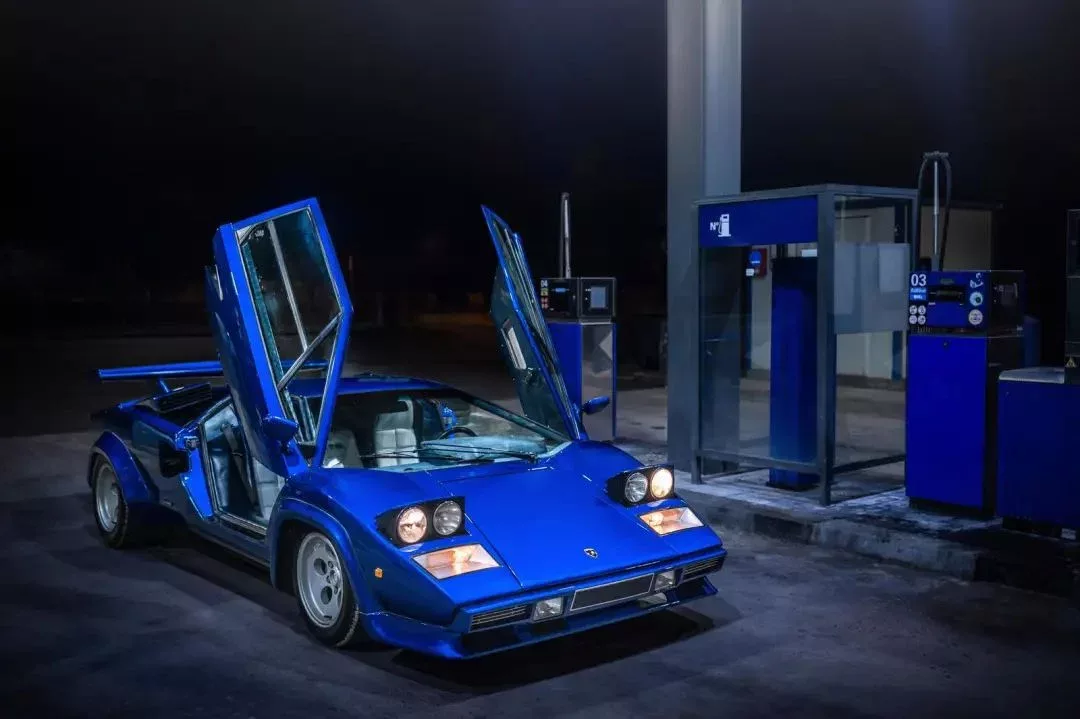 Lamborghini Countach LP400 S
con l'opzione "Alettone Posteriore"