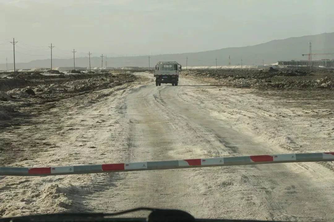 鹽湖附近道路爲鹽泥混合物構成